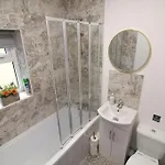 Cosy Modern 3 Bedroom House In *