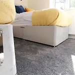 Cosy Modern 3 Bedroom House In 펜션