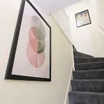 Cosy Modern 3 Bedroom House In