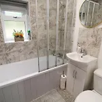 Cosy Modern 3 Bedroom House In 브래드퍼드