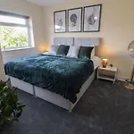 Cosy Modern 3 Bedroom House In *