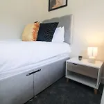 펜션 Cosy Modern 3 Bedroom House In *