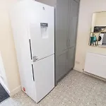 Cosy Modern 3 Bedroom House In