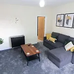 Cosy Modern 3 Bedroom House In *