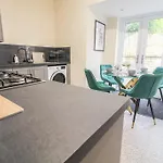 Cosy Modern 3 Bedroom House In