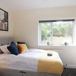 Cosy Modern 3 Bedroom House In 펜션