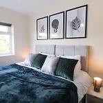 Cosy Modern 3 Bedroom House In