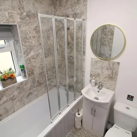 Cosy Modern 3 Bedroom House In *