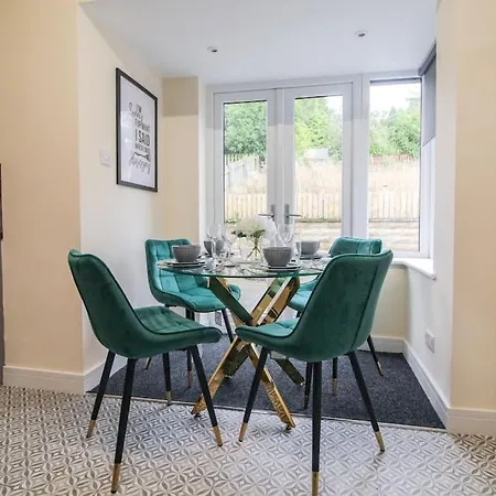 Holiday home Cosy Modern 3 Bedroom House In *