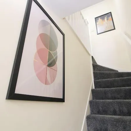 Cosy Modern 3 Bedroom House In