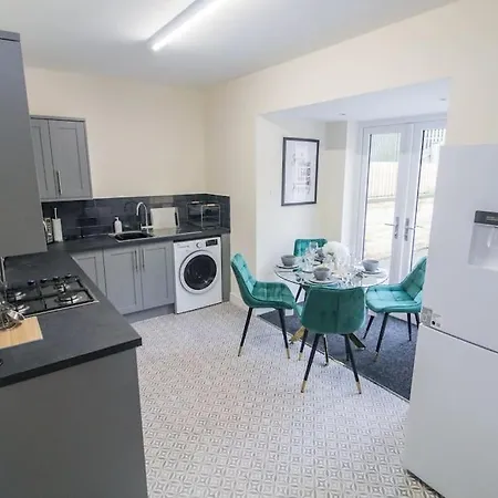 Cosy Modern 3 Bedroom House In Vakantiehuis