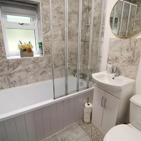 Cosy Modern 3 Bedroom House In Bradford (West Yorkshire)