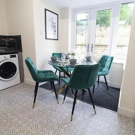 Cosy Modern 3 Bedroom House In