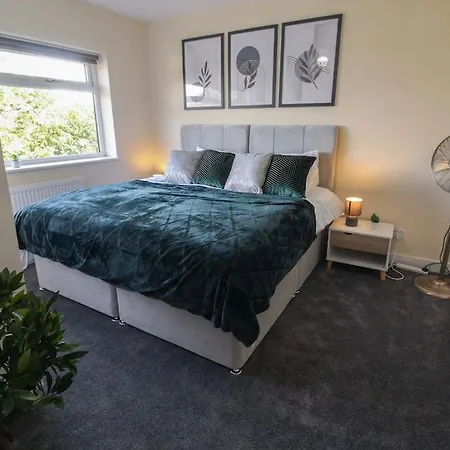 Cosy Modern 3 Bedroom House In *