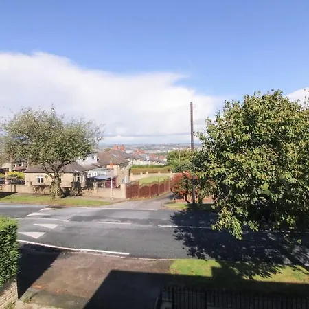 Cosy Modern 3 Bedroom House In