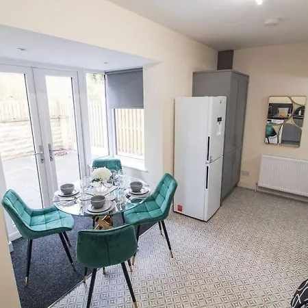 Cosy Modern 3 Bedroom House In 펜션