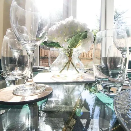 Holiday home Cosy Modern 3 Bedroom House In *