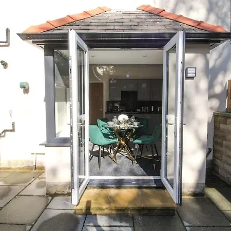 Cosy Modern 3 Bedroom House In 펜션