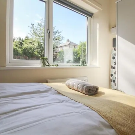 Cosy Modern 3 Bedroom House In 펜션 *