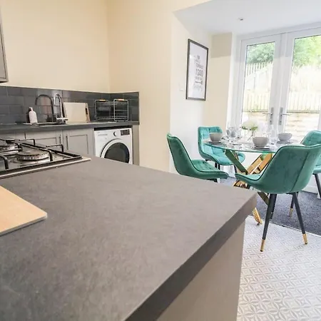 Cosy Modern 3 Bedroom House In