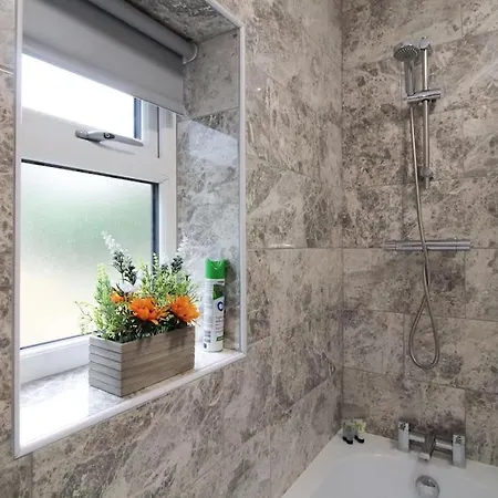 Cosy Modern 3 Bedroom House In *