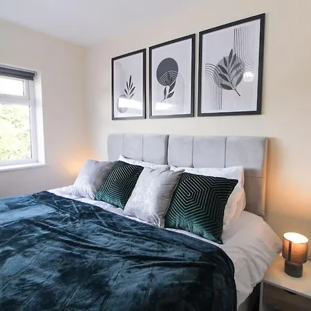 Cosy Modern 3 Bedroom House In