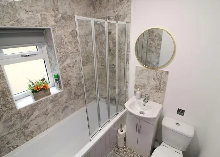 Cosy Modern 3 Bedroom House In *