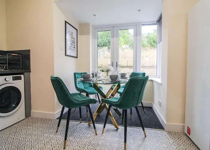 Vakantiehuis Cosy Modern 3 Bedroom House In *