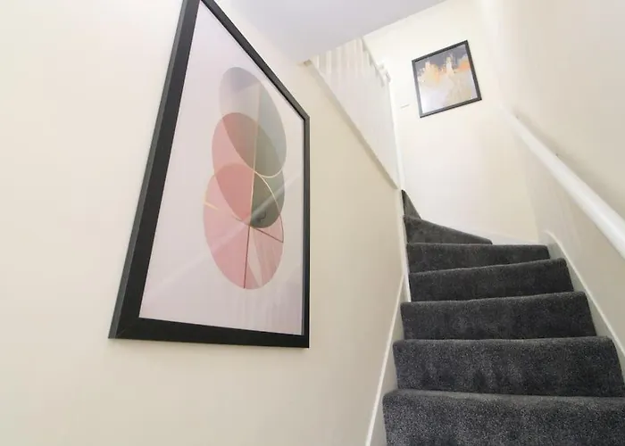 Cosy Modern 3 Bedroom House In