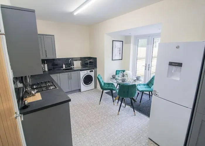 Cosy Modern 3 Bedroom House In Vakantiehuis