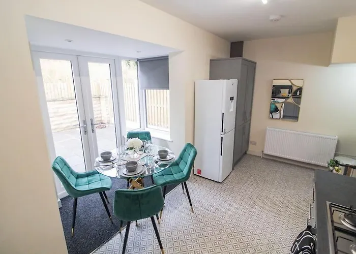 Cosy Modern 3 Bedroom House In Vakantiehuis