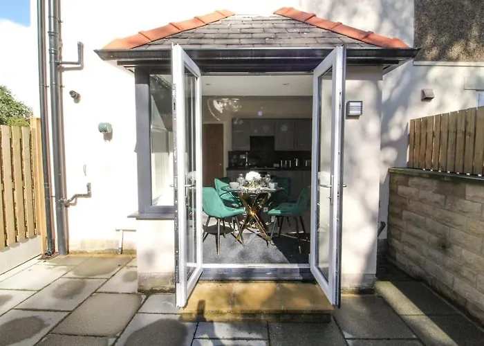 Cosy Modern 3 Bedroom House In Vakantiehuis