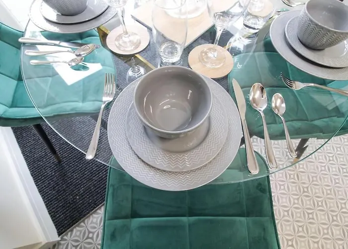 Vakantiehuis Cosy Modern 3 Bedroom House In *