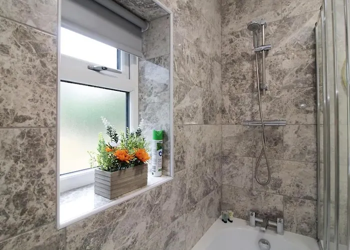 Cosy Modern 3 Bedroom House In *