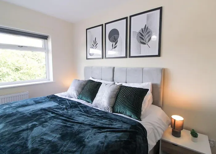 Cosy Modern 3 Bedroom House In